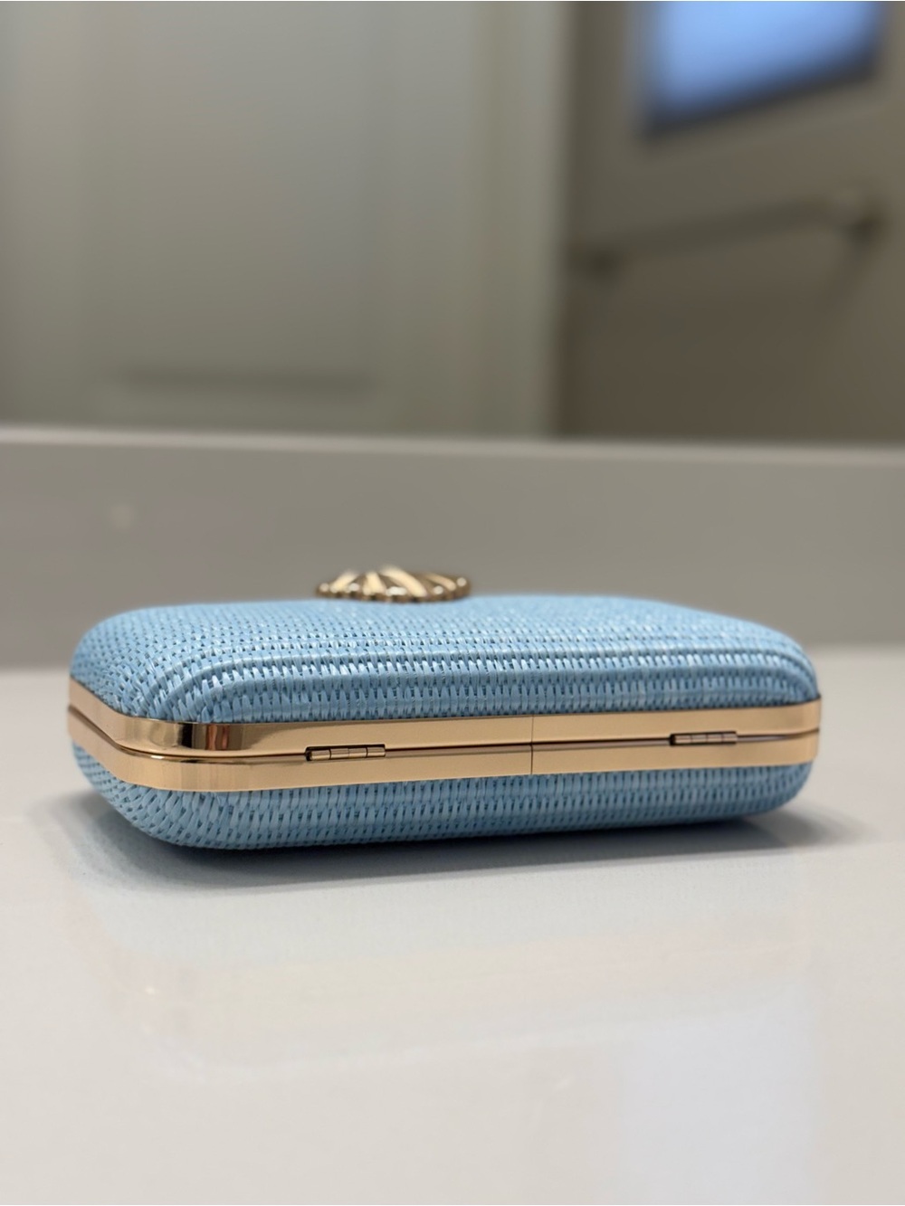 Tommy Bahama Light Blue Woven Shell Clutch with Gold Chain NWT - Picture 9 of 12